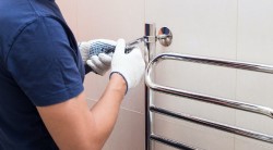 Технология монтажа полотенцесушителя: каким правилам следовать