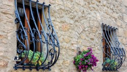 Как осуществляется монтаж решетки на окно и каким правилам нужно следовать в работе