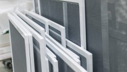 Разновидности москитных сеток для пластиковых окон и полезные советы по их выбору