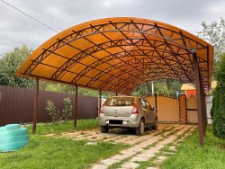 Преимущества использования поликарбоната для устройства навеса