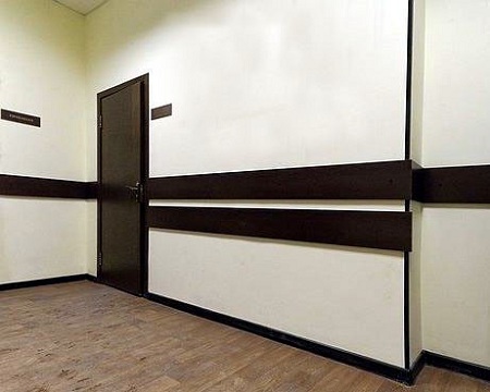 Способы крепления отбойной доски для стены и этапы монтажа