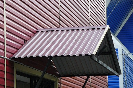 Профнастил и облицовка дома: способы и преимущества