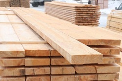 Обзор применения доски обрезной и её преимущества в строительстве и отделке