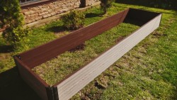 Что нужно знать об ограждениях для грядок из ДПК: их главные преимущества