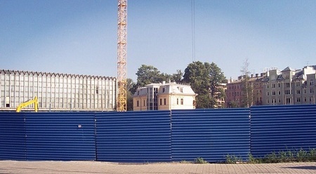 Ограждение строительной площадки: требования и особенности