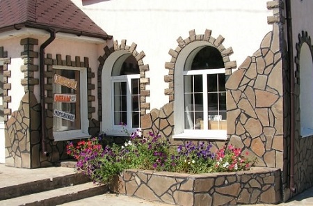 Облицовка фасада натуральным камнем: достоинства, правила и этапы монтажа