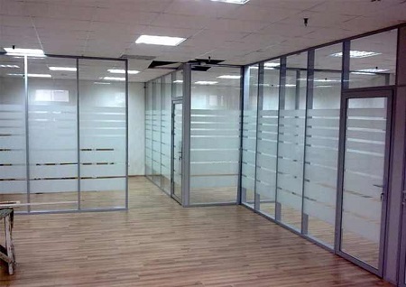 Правильно устанавливаем алюминиевые перегородки: способы и характеристики