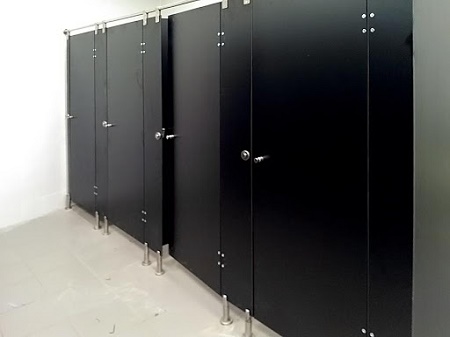 Сантехнические перегородки из HPL пластика: особенности, устройство и комплектация