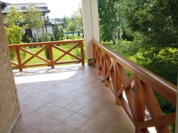 Перила и ограждения из листвиницы: достоинства и особенности древесины