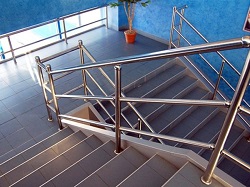 Перила из нержавеющих труб: сборка и установка конструкции