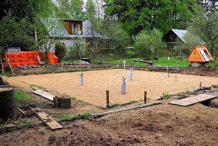 Песчаное основание под фундамент: назначение, материалы и технология укладки