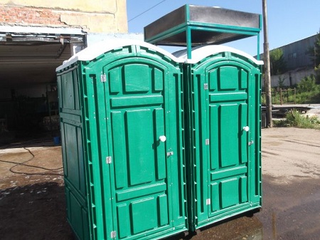 Как выбрать туалетную кабину: преимущества и особенности