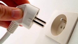 Почему искрит розетка: основные причины и технология ремонта
