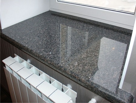 Подоконник из гранита: преимущества, монтаж и особенности