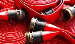 Каким требованиям должен соответствовать пожарный рукав и как выполняется его монтаж