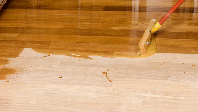 Как подобрать лак для покрытия пола из древесины: типы и особенности