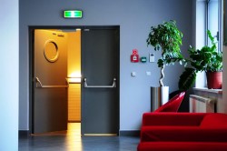 Особенности ПП дверей и технология их монтажа: каким правилам следовать