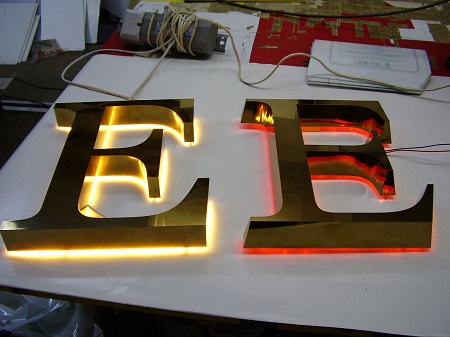 Изготовление рекламных вывесок: способы, технология и этапы