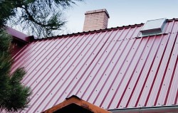 Какими достоинствами обладает профлист для кровли и как осуществляется его монтаж
