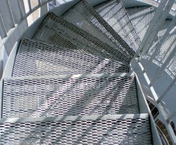 Особенности использования просечно-вытяжного листа для лестницы