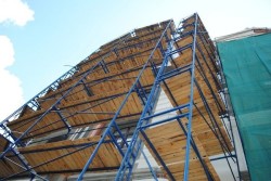 Достоинства рамных лесов, технология их сборки и последующей установки