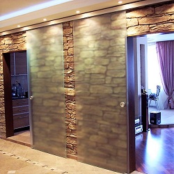 Достоинства раздвижных стеклянных дверей и и конструктивные особенности