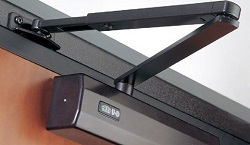 Как производится регулировка дверного доводчика: правила и особенности проведения работ