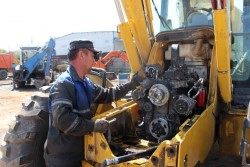 Как осуществляется ремонт экскаватора погрузчика: основные правила