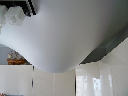 Ремонт натяжного потолка после затопления: правила, этапы и советы