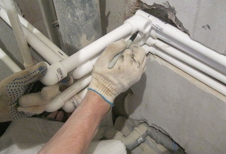 В санузле грамотно проводим замену труб полипропиленовыми аналогами