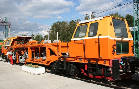 Ремонтируем полотно железнодорожное посредством машины выправочно-подбивочной