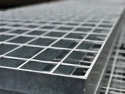 Оцинкованный решетчатый настил: монтаж и область применения