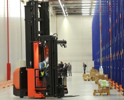 Главные преимущества самоходного штабелера и его особенности