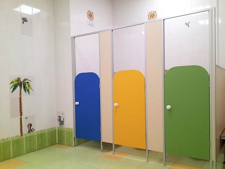 Сантехнические перегородки для детского сада: виды, сравнение и особенности