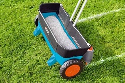 Как засеять газон на даче: подкормка травы и уборка сорняков