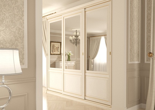 Преимущества и особенности шкафа-купе для гостиной в классическом стиле