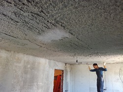 Штукатурка потолка: технология, способы и этапы