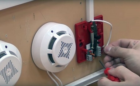 Проводная или беспроводная охранная сигнализация: виды и характеристики