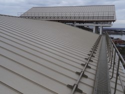 Каким требованиям должны соответствовать снегозадержатели для кровли из композитной черепицы