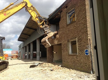 Как происходит демонтаж кирпичного дома: этапы и способы проведения работ