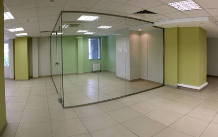 Виды и способы монтажа стеклянных перегородок в офисе