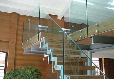 Стеклянные перила для дома: достоинства, способы и правила монтажа