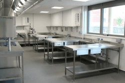 Главные достоинства и особенности производственных столов для общепита