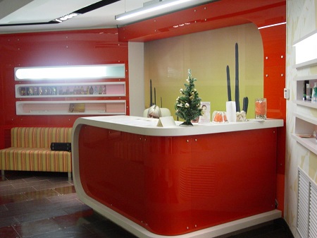 Стойка администратора салона красоты: требования, идеи оформления и уход
