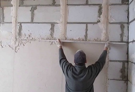 Штукатурка стен по маякам: этапы и правила проведения работ