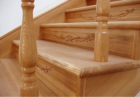 Ступени для лестниц из массива дуба: преимущества и монтаж