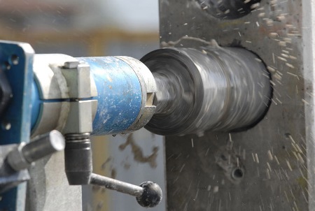 Алмазные коронки для сверления бетона: характеристики, разновидности и методы работы