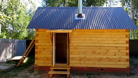 Особенности бруса и бревна при строительстве бани: характеристики и свойства