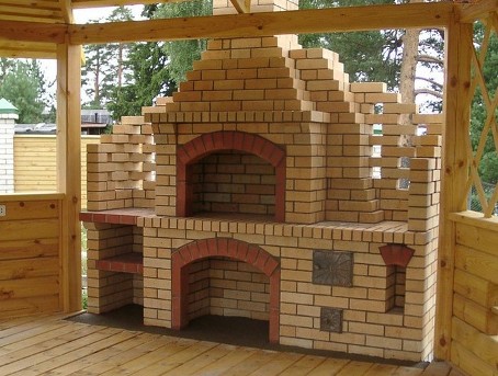 Барбекю из кирпича на веранде своими руками: подготовка и этапы строительства