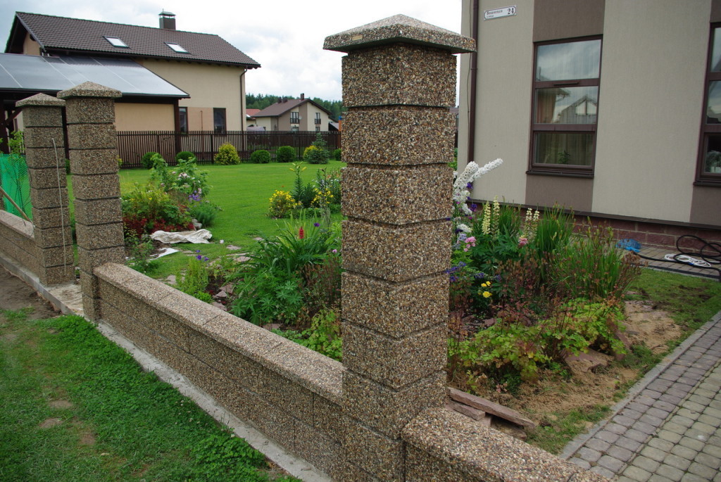 Установка декоративного бетонного забора